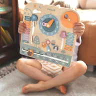 VIGA PolarB Montessori naptár és óra – angol nyelvű oktató játék, amely segít a hónapok, napok és évszakok megismerésében