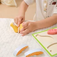 Viga szeletelhető játékételek tálcán -  húsfélék