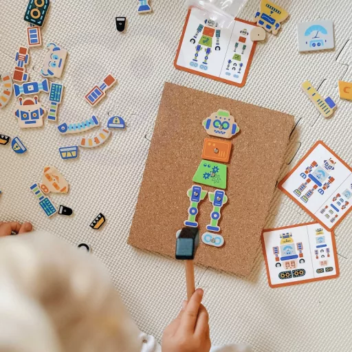 Viga montessori 45 db-os szegecselős játék parafa táblával 