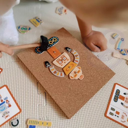 Viga montessori 45 db-os szegecselős játék parafa táblával 