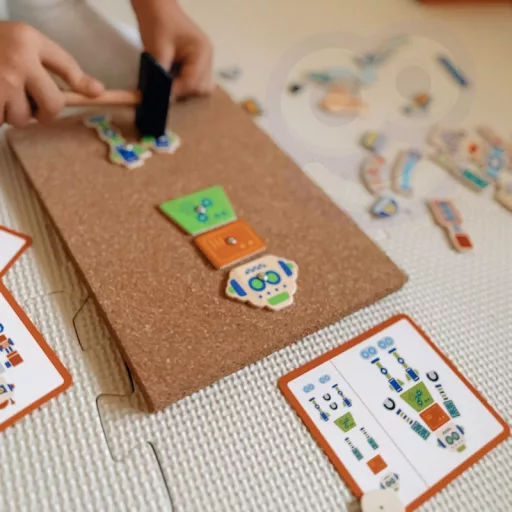 Viga montessori 45 db-os szegecselős játék parafa táblával 