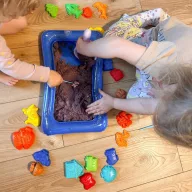   Woopie homokozóasztal formákkal - 0,8 kg kinetikus homokkal
