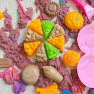  Woopie homokozóasztal formákkal - 1,2 kg-os kinetikus homokkal