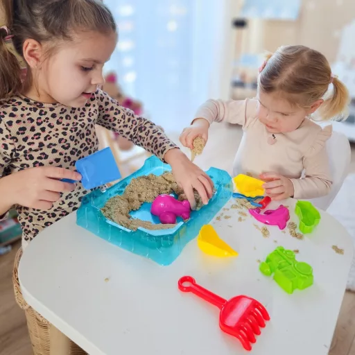 Woopie homokozóasztal formákkal - 0,5 kg-os kinetikus homokkal