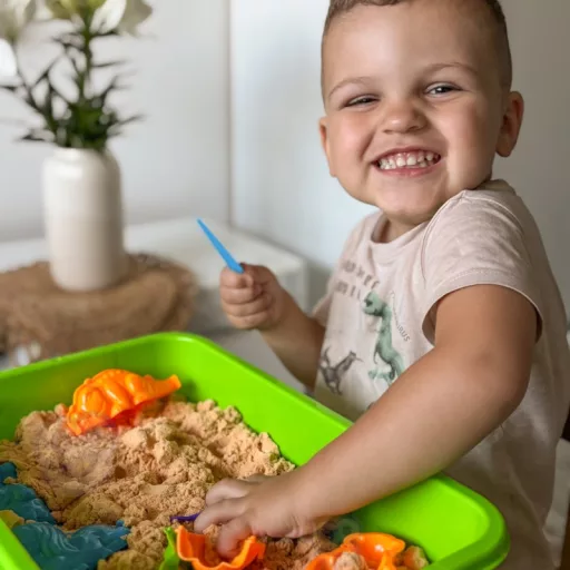 Woopie XXL homokozóasztal formákkal - 1,5 kg kinetikus homokkal