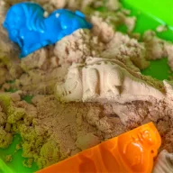   Woopie XXL homokozóasztal formákkal - 1,5 kg kinetikus homokkal