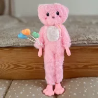 Woopie játékbaba plüssmackó jelmezben