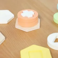   Classic World montessori toronyépítő és formaválogató játék