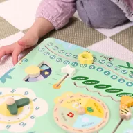   Calssic World fa oktató naptár és óra – interaktív mágneses tábla angol nyelvi alapokkal