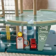   Classic World emeletes garázs – retro stílusú parkoló kiegészítőkkel