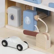 Lantoska emeletes parkolóház lifttel és kiegészítőkkel