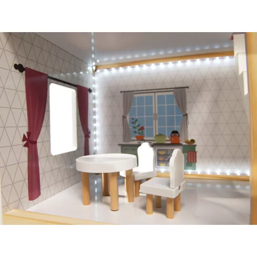 Lantoska fa babaház bútorokkal és LED világítással – 78 cm magas, 3 szintes, teraszos