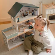 JátékTooky Toy - 3 szintes fa babaház tartozékokkal és babacsaláddal