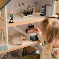 JátékTooky Toy - 3 szintes fa babaház tartozékokkal és babacsaláddal