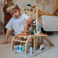Tooky Toy fa parkolóház kiegészítőkkel