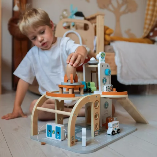 Tooky Toy fa parkolóház kiegészítőkkel