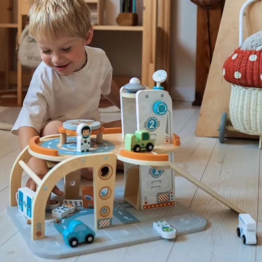 Tooky Toy fa parkolóház kiegészítőkkel