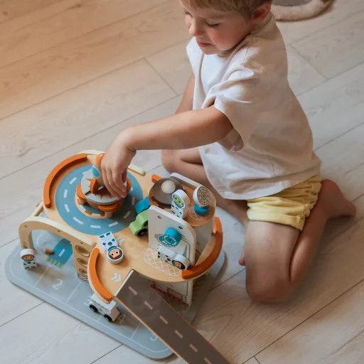 Tooky Toy fa parkolóház kiegészítőkkel