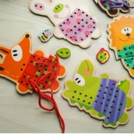 JátékTooky Toy állatos fűzőcske – fa oktatójáték