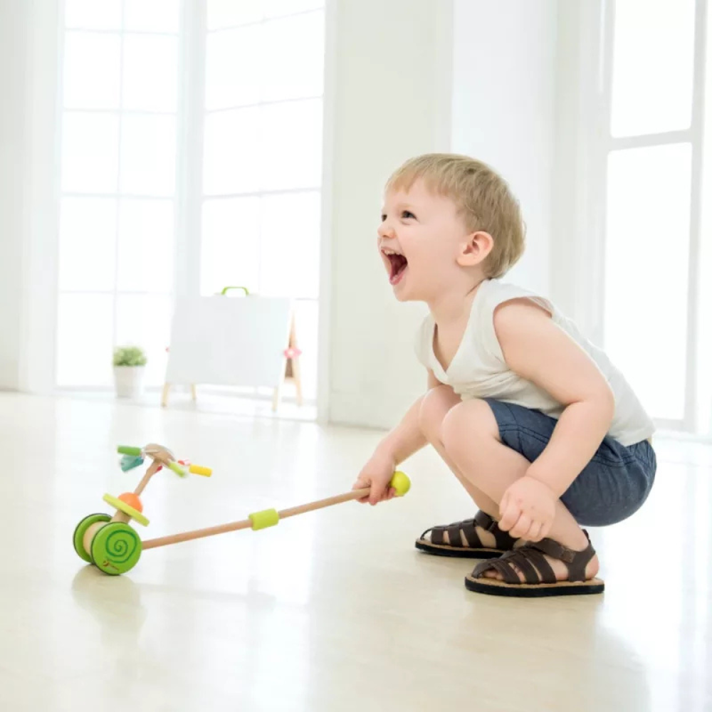 Tologatós játék: Miért nélkülözhetetlen fejlesztő eszköz a kisgyermekek életében?